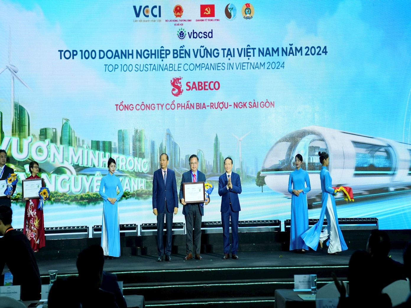 SABECO nhận giải Top 100 Doanh nghiệp Phát triển Bền vững (VCCI – CSI100) năm 2024.