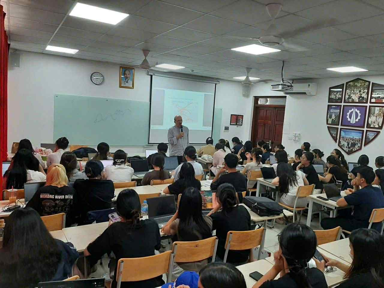 Giảng viên nước ngoài tham gia giảng dạy tại UEB. attziqv-fyol45uxtbhf9fa7kepqd6mxudtgteaglqt9n8.jpg