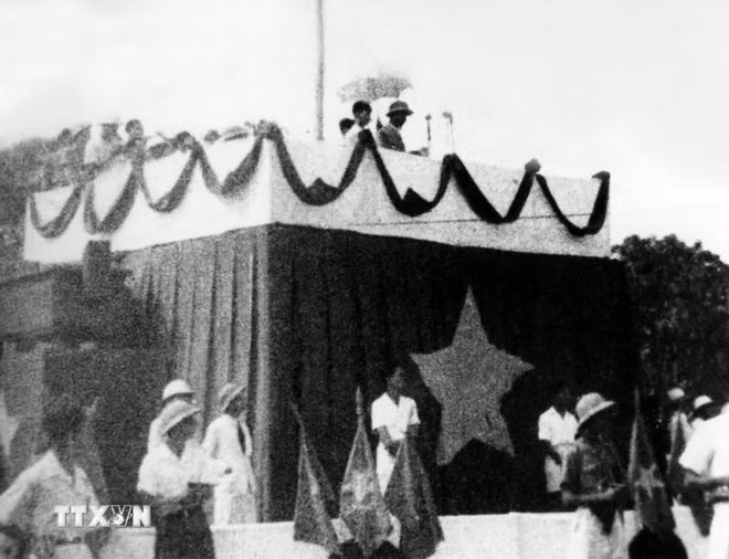 Sáng 2/9/1945, tại Quảng trường Ba Đình lịch sử, Chủ tịch Hồ Chí Minh đọc Tuyên ngôn Độc lập, khai sinh nước Việt Nam Dân chủ Cộng hòa. Người cũng là kiến trúc sư của nền ngoại giao Việt Nam hiện đại, là người Thầy lớn của các thế hệ cán bộ ngoại giao. (Ảnh: TTXVN).