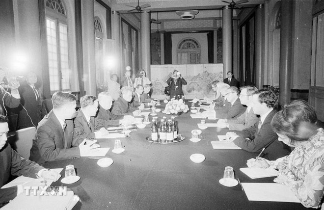 Thủ tướng Phạm Văn Đồng, cố vấn Lê Đức Thọ, Phó Thủ tướng Nguyễn Duy Trinh hội đàm với cố vấn Chính phủ Mỹ Henry Kissinger để thảo luận việc thi hành Hiệp định (10/2/1973). (Ảnh: Lâm Hồng/TTXVN).