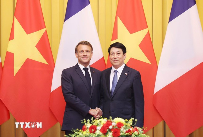 Chủ tịch nước Lương Cường và Tổng thống Pháp Emmanuel Macron chụp ảnh chung trước hội đàm (tháng 5/2025). (Ảnh: Lâm Khánh/TTXVN).