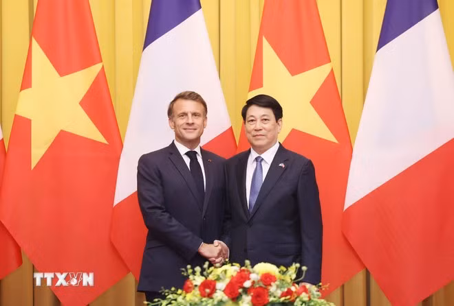 Chủ tịch nước Lương Cường và Tổng thống Pháp Emmanuel Macron chụp ảnh chung trước hội đàm (tháng 5/2025). (Ảnh: Lâm Khánh/TTXVN).