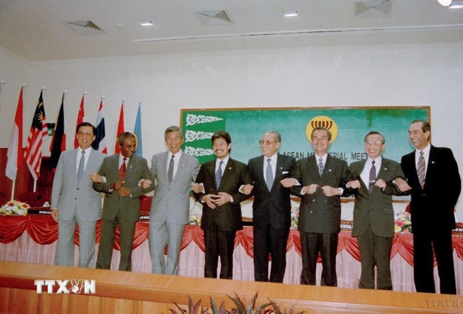 Bộ trưởng Ngoại giao Nguyễn Mạnh Cầm (thứ hai, từ phải sang), Tổng Thư ký ASEAN và các Bộ trưởng Ngoại giao ASEAN tại cuộc họp kết nạp Việt Nam trở thành thành viên chính thức thứ 7 của ASEAN, ngày 28/7/1995, tại Thủ đô Bandar Seri Begawan (Brunei). (Ảnh: Trần Sơn/TTXVN).