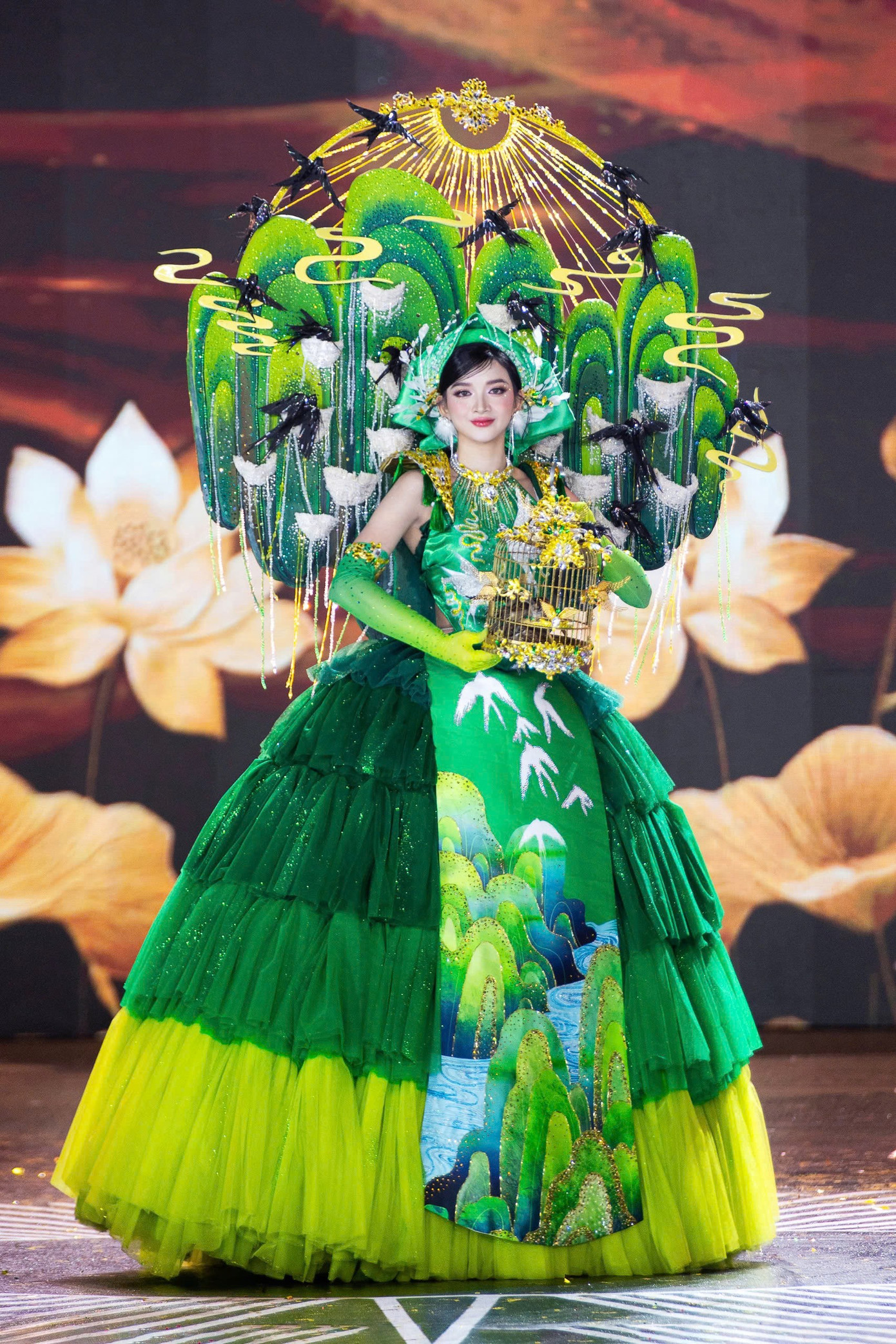 Ngay trước giờ diễn, mưa lớn bất ngờ đổ xuống khiến toàn bộ khu vực sân khấu ngoài trời. Khán giả đội mưa, đồng loạt che ô, vẫn kiên nhẫn ngồi chờ đón phần trình diễn. Đến khi chương trình bắt đầu, mưa dần ngớt rồi tạnh hẳn, khiến các tiết mục diễn ra suôn sẻ. z7003390953864-6abdf43748ab7bccf7444d763221ea59.jpg