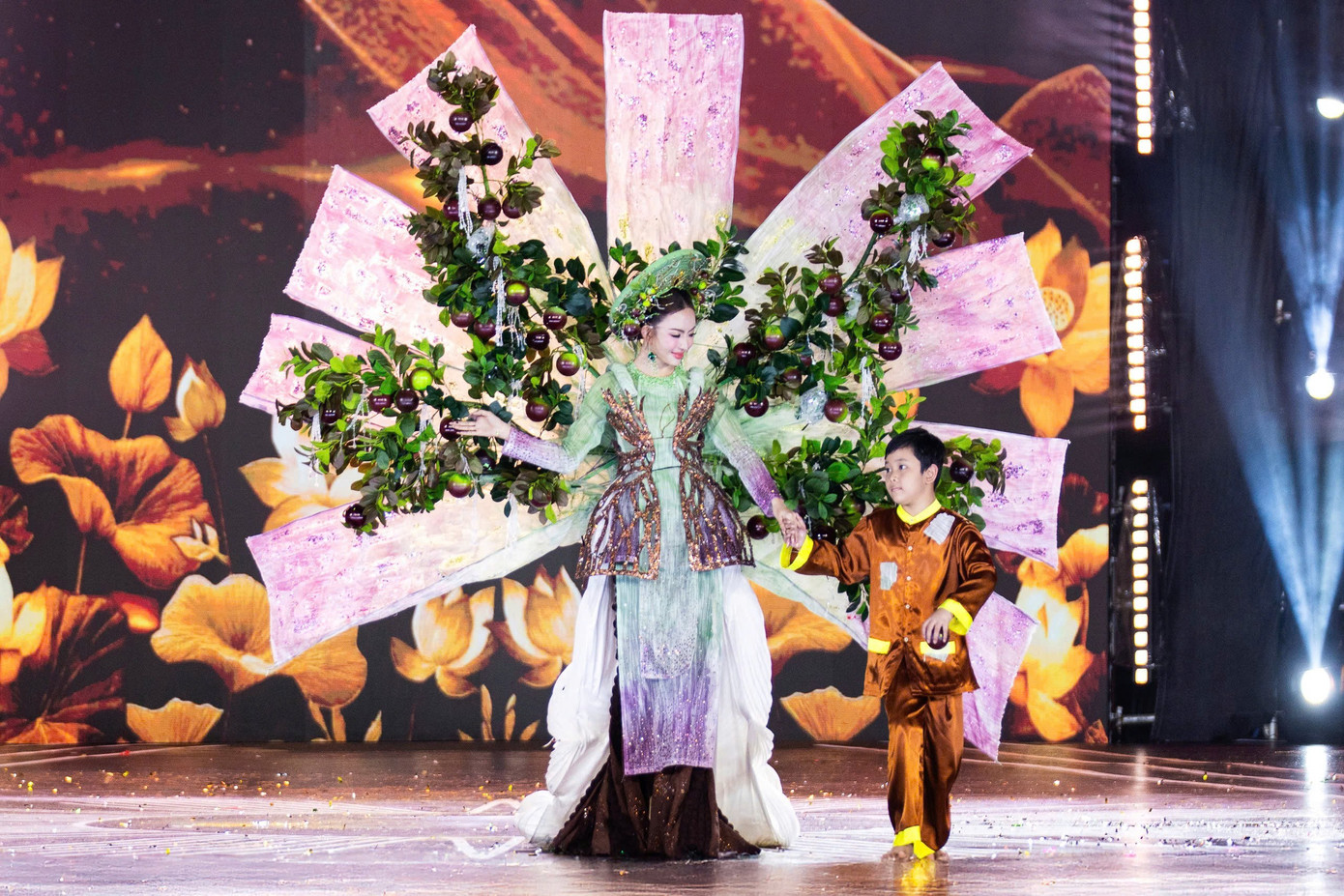 Hoa hậu Hà Kiều Anh - Trưởng ban giám khảo MGVN - dành lời khen cho sự nỗ lực của thí sinh và chỉn chu của ban tổ chức. “Đây không chỉ là thời trang mà còn là cách thể hiện bản sắc dân tộc. Các nhà thiết kế trẻ thổi hồn vào trang phục. Tôi ấn tượng với sự tự tin, nhiệt huyết của các thí sinh và tin rằng thiết kế xuất sắc nhất sẽ đại diện Việt Nam tại cuộc thi quốc tế”, Hà Kiều Anh chia sẻ. z7003390812786-9232cd96b61b68d86d6e360745edc957.jpg