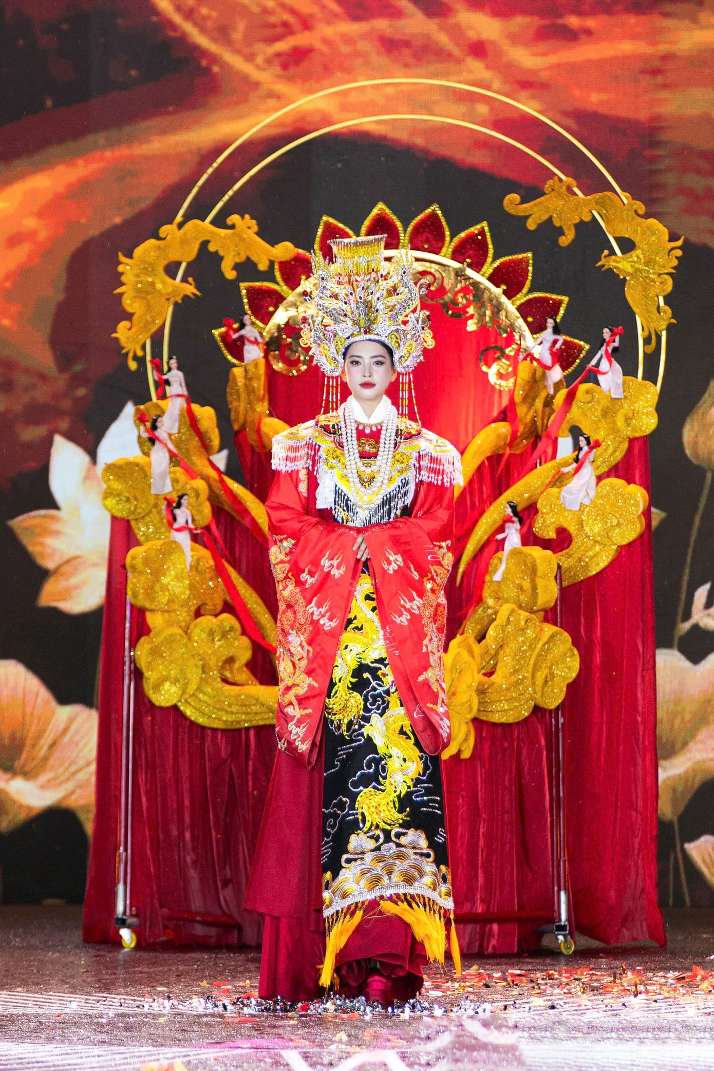 Trong phần biểu diễn, Hoa hậu Trần Tiểu Vy diện thiết kế có tên Cửu Hoa Nghinh Thánh. Trang phục tôn vinh tín ngưỡng thờ Mẫu miền Tây Nam Bộ, đồng thời lan tỏa khát vọng về vùng đất thanh bình, mùa màng bội thu và hạnh phúc trọn vẹn. z7003392987665-dc54e10d4f29d1c0369dad6b99efa4a9.jpg