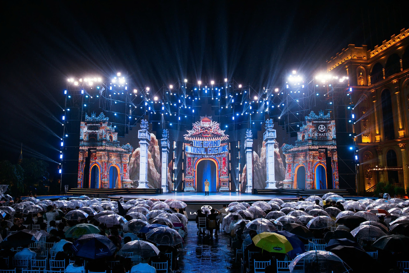 Cảnh tượng hàng nghìn khán giả đội mưa xem trình diễn National Costume tại Miss Grand Vietnam 2025. z7003540286359-b70a999975f1a5f8f1d01988b9acf3f3.jpg