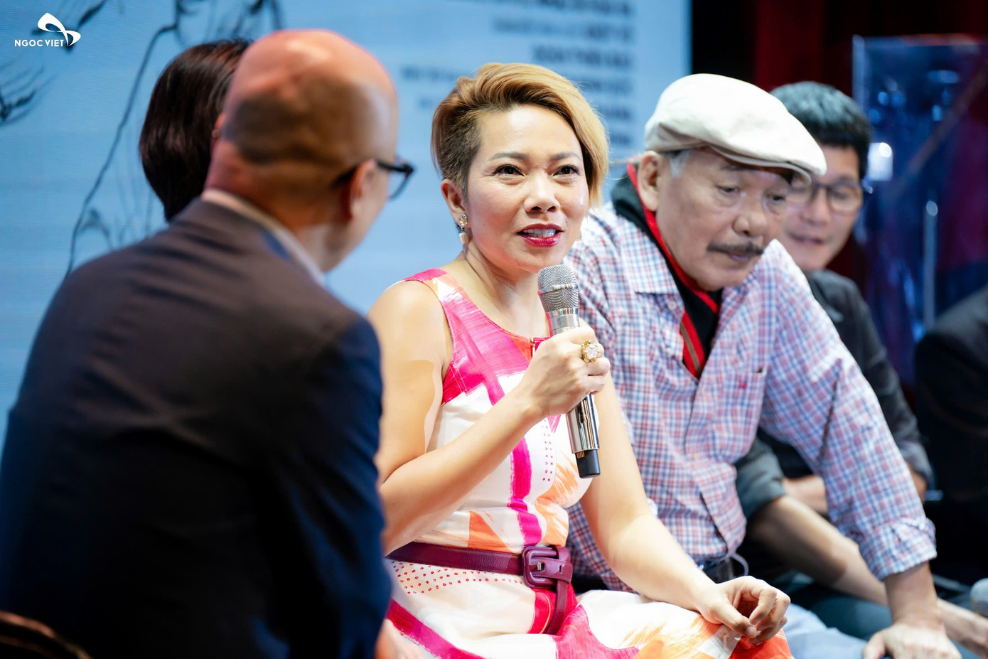 Hồng Nhung, Hà Trần, Bằng Kiều, Lê Hiếu, Phạm Thu Hà, Đoan Trang cùng các giọng ca trẻ Lâm Bảo Ngọc, Thanh Thúy, Tấn Đạt... được mời thể hiện những ca khúc trong đêm vinh danh "những cánh chim trời". z7103776422901-e34ed328dd9e34e4f53ac4f1f47c139a.jpg