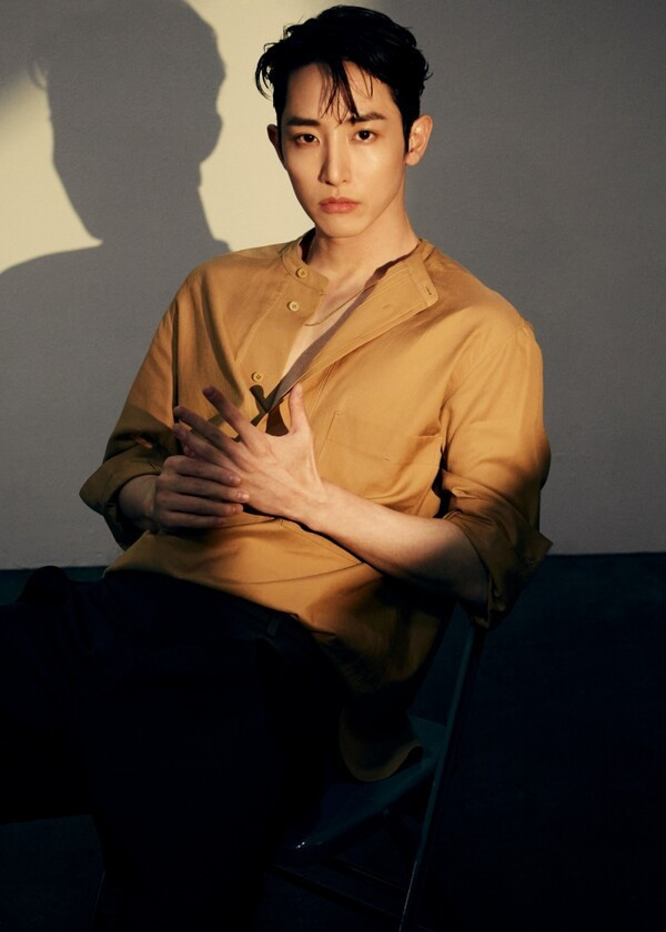 Lee Soo Hyuk đã được mời tham dự hạng mục phim truyện tranh của Liên hoan phim Quốc tế Cannes lần thứ 8 cho vai chính trong S-Line và sải bước trên thảm đỏ. Hiện, nam diễn viên đã đầu quân cho Saram Entertainment. 569631-726786-5010.jpg