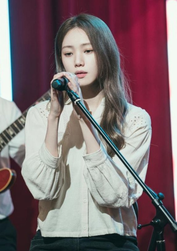 Lee Sung Kyung vào vai Kang Mi Young, mối tình đầu của Park Seok Cheol và là một ca sĩ, với lối diễn tinh tế có chiều sâu, khắc họa những suy nghĩ nội tâm phức tạp, khác hẳn các vai diễn trước đây. Kang Mi Young, người không từ bỏ ước mơ trở thành ca sĩ, mặc dù bị "nghiền nát" bởi thực tế khắc nghiệt và điểm yếu chí mạng là nỗi sợ sân khấu, đã đoàn tụ với Park Seok Cheol, người mà cô đã yêu say đắm từ thuở nhỏ trong thời điểm bước ngoặt dữ dội của cuộc đời. jbwp3l-3f.jpg