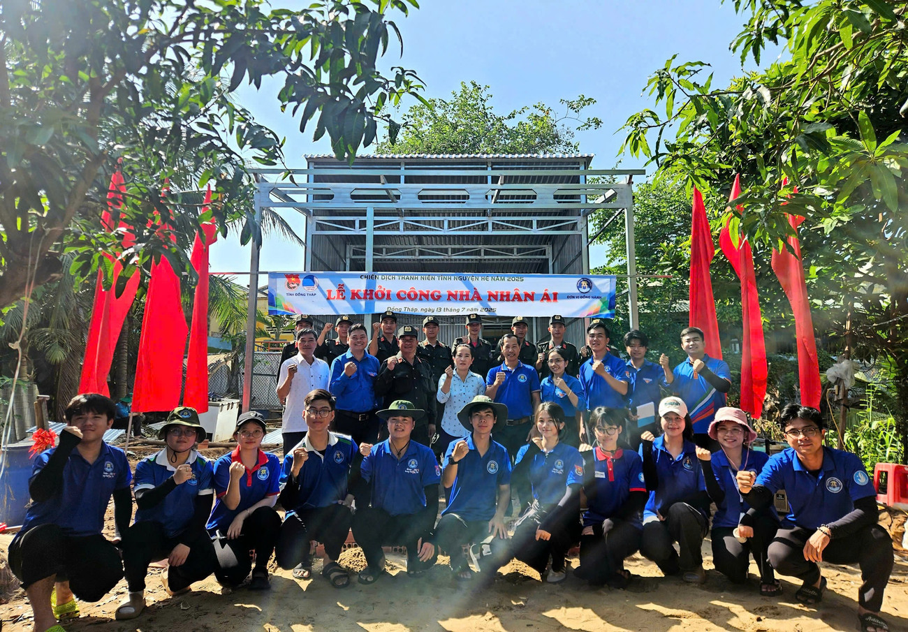 Chiến sĩ tình nguyện hè tham gia hỗ trợ xây nhà giúp dân. z6799930838757-6e6f2d8a6c6f15257d8b87c4ff84d69f.jpg