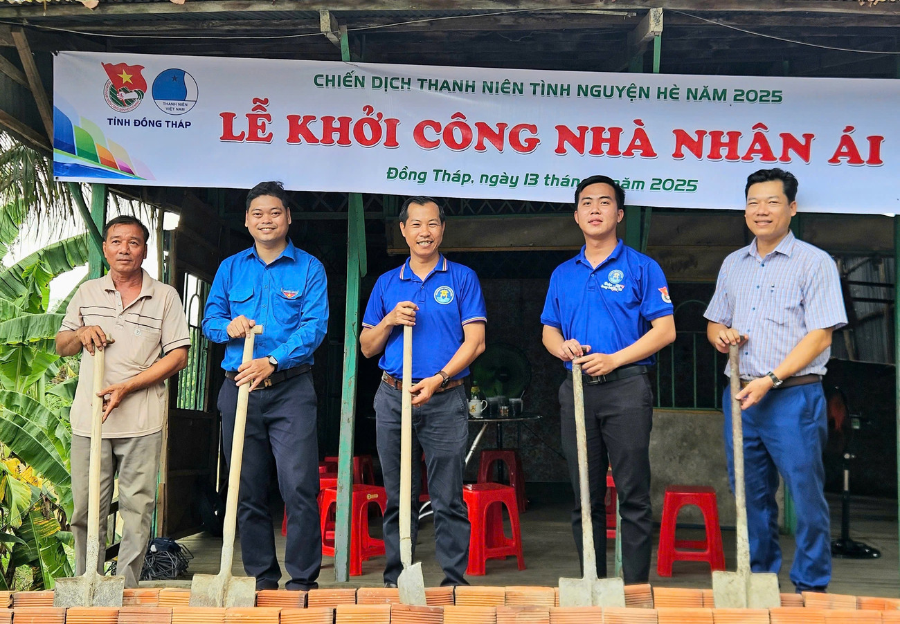 Khởi công nhà Nhân ái giúp người dân vươn lên thoát nghèo. z6799930838755-b135d4c2f214e93b6f1f6c121f3192df.jpg