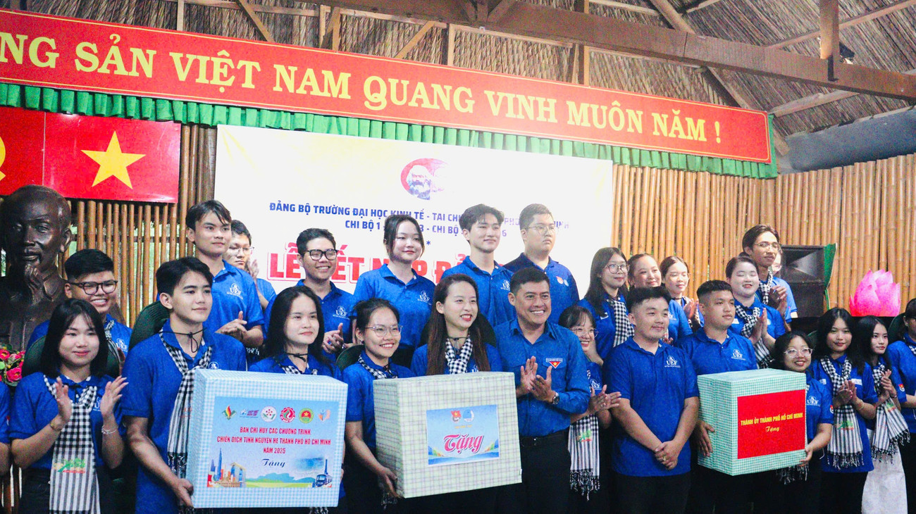 Lãnh đạo Tỉnh Đoàn Đồng Tháp tặng quà các bạn sinh viên tình nguyện. z6845885351535-9ec3d62262d7a138a4c762161b854f21.jpg