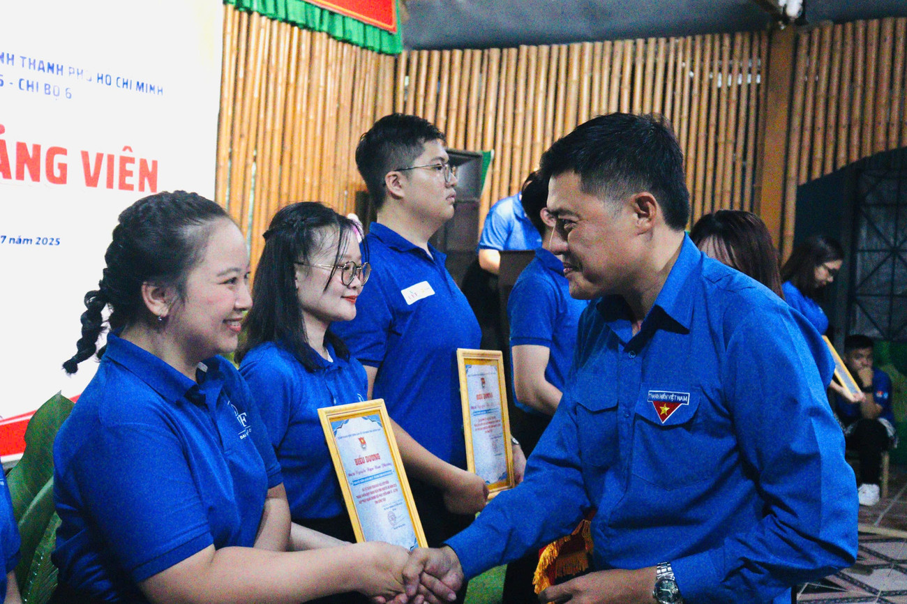 Anh Nguyễn Quang Minh - Bí thư Tỉnh Đoàn Đồng Tháp trao thư khen 14 tân đảng viên. z6845885349330-b0c632ba8100f0a71c568cf8e41165f9.jpg