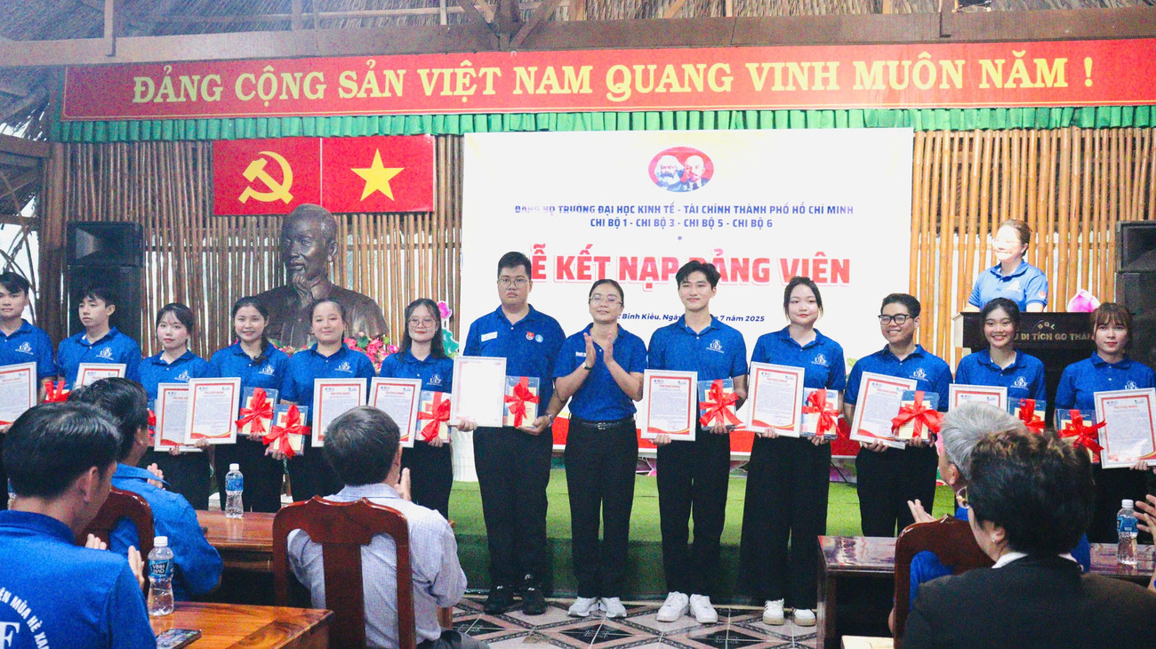 14 sinh viên tình nguyện vinh dự được kết nạp Đảng tại mặt trận tỉnh Đồng Tháp. z6845885303992-767a112077d85c3d5495fa2e58989428.jpg