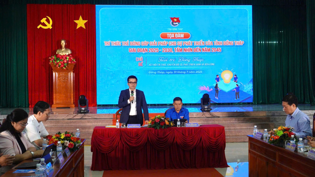 Chủ tọa phát biểu tại tọa đàm. z6858869787076-51ddb4b1dd52b3abcf58cac223bc4363.jpg
