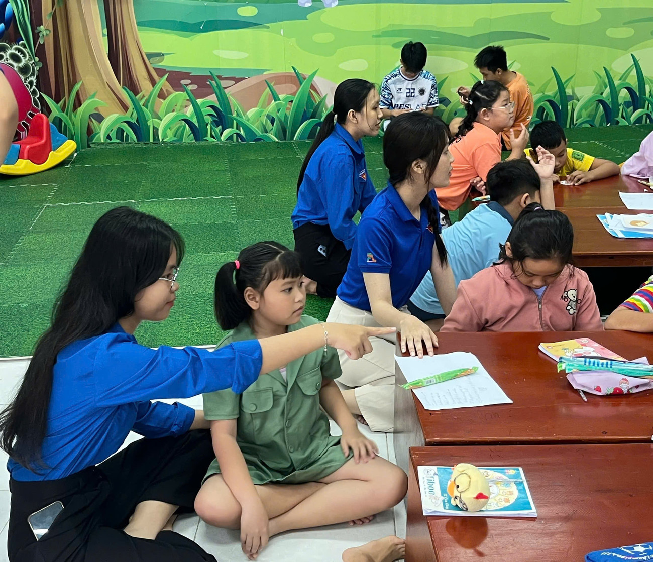 Thầy cô giáo áo xanh gieo mầm ngoại ngữ cho thiếu nhi. anh-2.jpg
