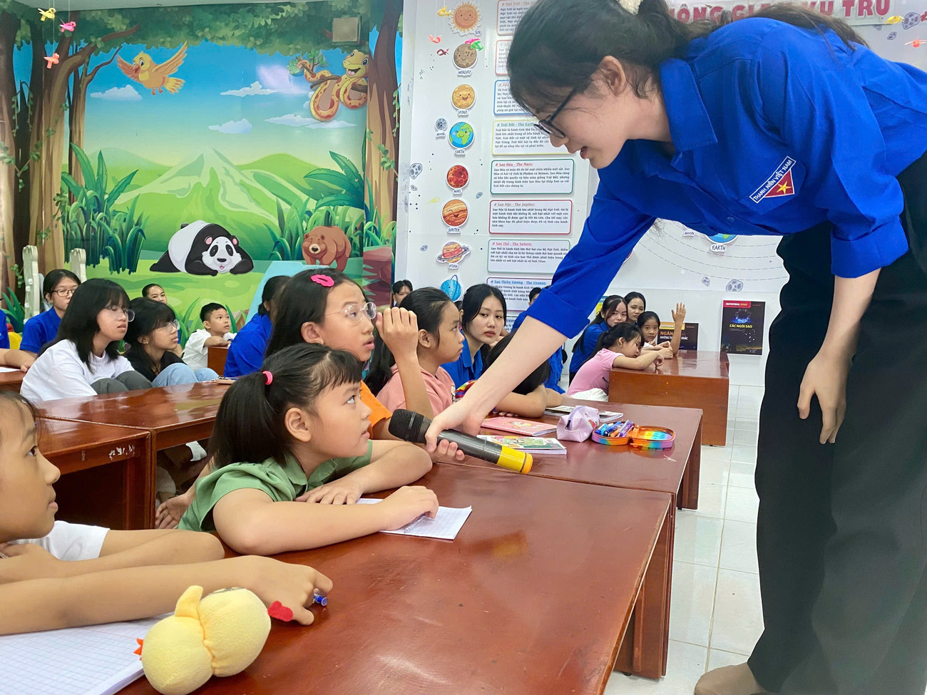 Lớp tiếng Anh, tiếng Trung miễn phí tại Thư viện tỉnh Đồng Tháp ở phường Cao Lãnh. Ảnh: Hòa Hội kha-van.jpg