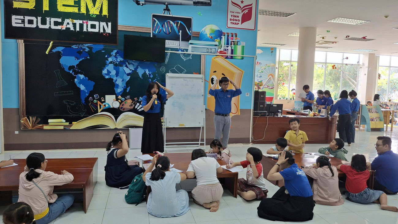 Bạn Mai Đắc Lộc - Trưởng nhóm giảng dạy tiếng Anh/tiếng Trung của Đoàn Khoa Ngoại ngữ, Trường Đại học Đồng Tháp dạy cho thiếu nhi. loc.jpg