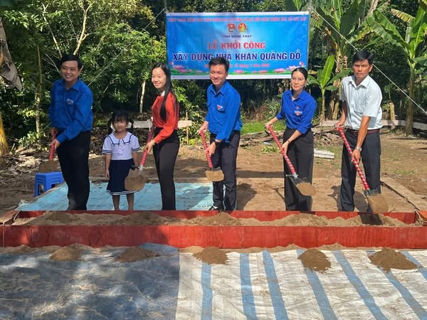 Tỉnh Đoàn - Hội Đồng Đội tỉnh Đồng Tháp cùng Đảng ủy xã Tân Khánh Trung thực hiện nghi thức khởi công nhà Khăn quàng đỏ cho em Nguyễn Trần Anh Thư. 520047144-1061187539494216-1426097937899333017-n.jpg
