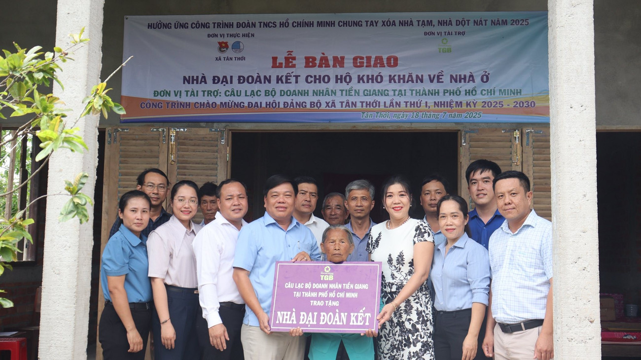 Trao tặng Nhà Đại đoàn kết giúp người dân an cư, thoát nghèo 520886352-1063706369242333-677027224190316408-n.jpg
