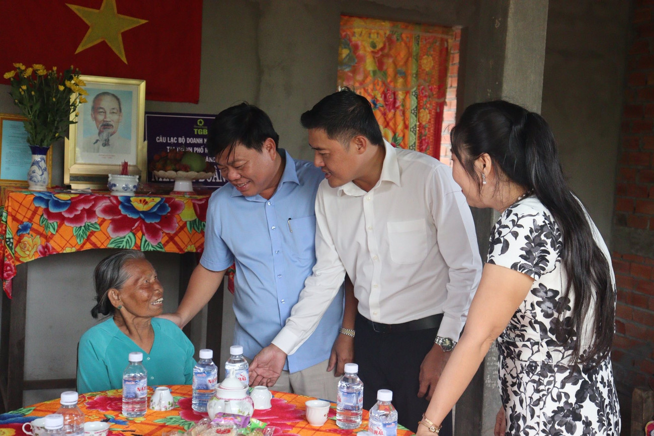 Lãnh đạo Tỉnh đoàn Đồng Tháp, đơn vị tài trợ thăm hỏi, động viên bà Nguyễn Thị Ánh. 519553377-1063706152575688-7262852268330804494-n-1.jpg