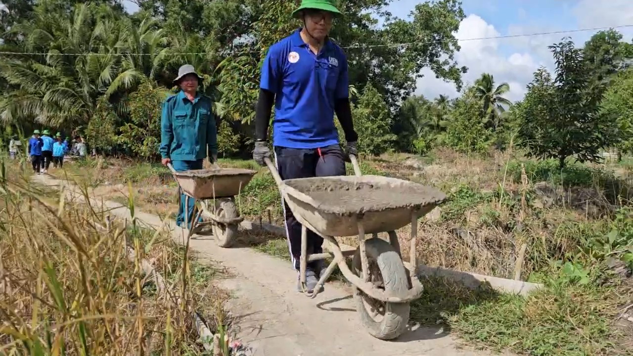 Sinh viên tình nguyện cùng người dân làm đường nông thôn. Ảnh: Hòa Hội tp-20.jpg