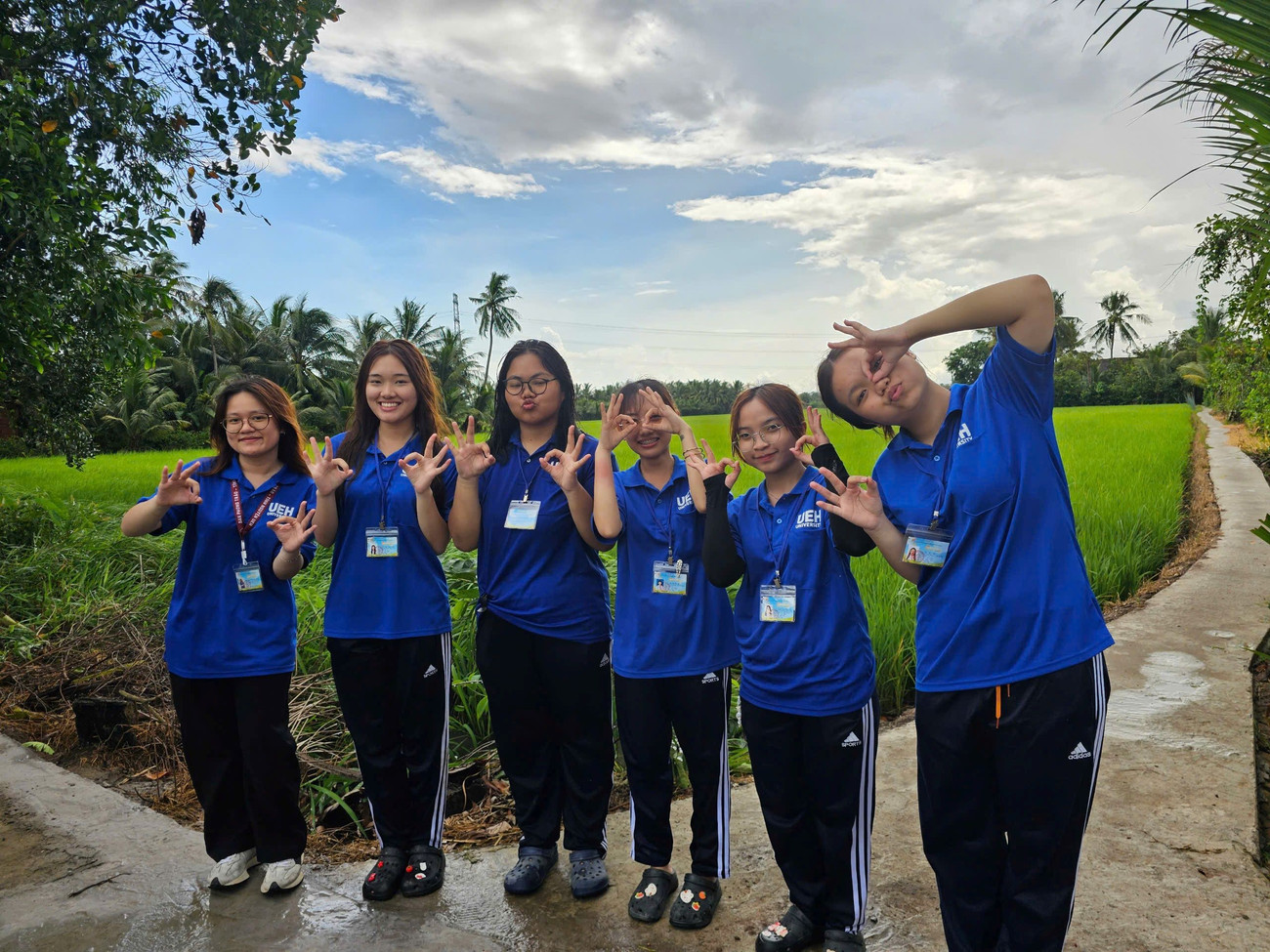 Phút thư giãn của chiến sĩ tình nguyện sau giờ làm việc. Ảnh: Hòa Hội tp-5.jpg