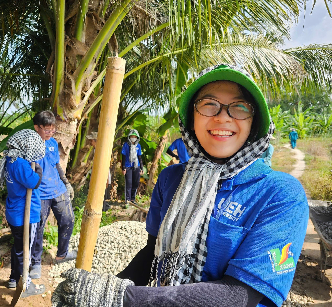 Nụ cười vui vẻ của chiến sĩ tình nguyện tại công trường. 11.jpg