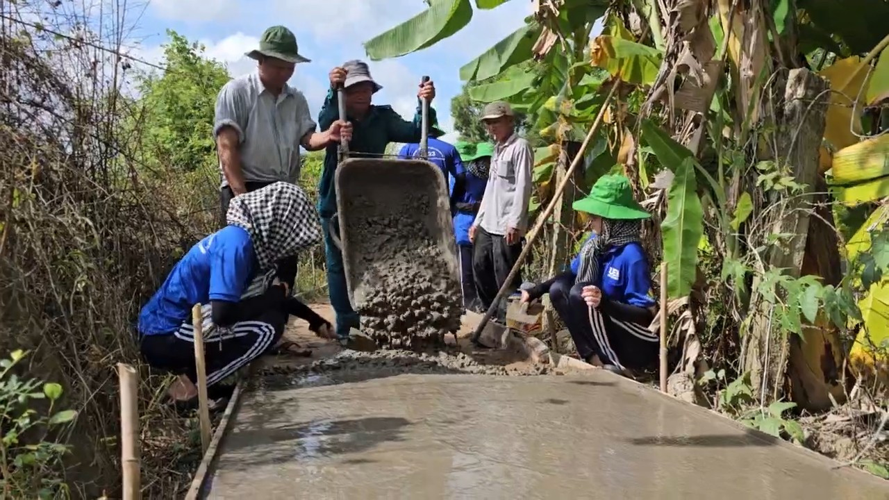 Sinh viên tình nguyện giúp dân làm đường nông thôn tại Vĩnh Long. Ảnh: Hòa Hội 13.jpg