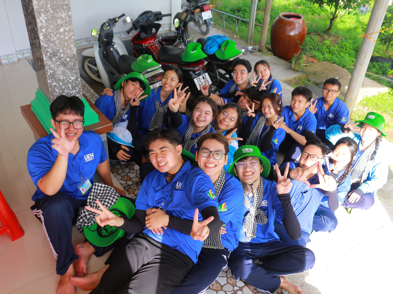 Phút thư giãn của các bạn sinh viên tình nguyện. anh-22.jpg