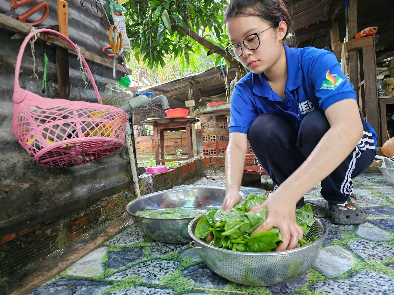 Nữ sinh viên tình nguyện rửa rau chuẩn bị cơm trưa cho đội anh-32.jpg