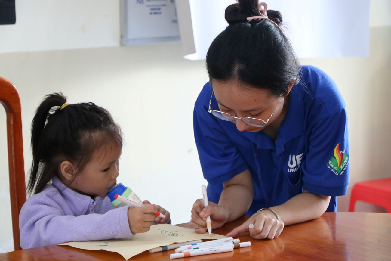 Sinh viên tình nguyện Đại học Kinh tế TP. HCM dạy học cho trẻ em tại xã cái Nhum, tỉnh Vĩnh Long. anh-18.jpg