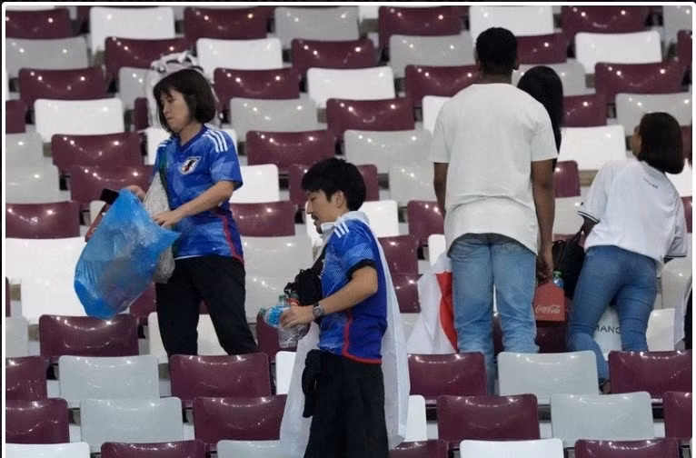 Vì sao người hâm mộ bóng đá Nhật Bản dọn dẹp sân vận động sau các trận đấu World Cup?