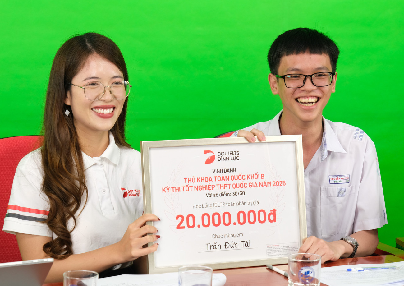 Bạn Trần Đức Tài (phải) vỡ òa cảm xúc khi nhận học bổng từ thạc sĩ Đỗ Thị Ngọc Anh đến từ DOL English hinh-1.jpg