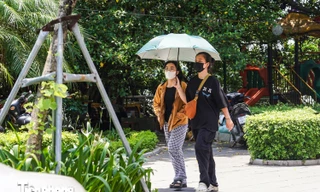 Miền Bắc nắng nóng gay gắt, đề phòng dông nhiệt chiều tối