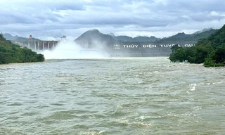Khẩn cấp mở cửa xả đáy thủy điện Tuyên Quang