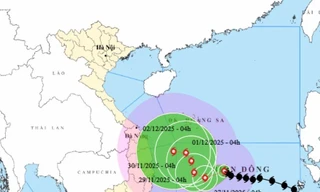 Bão số 15 diễn biến bất ngờ, mạnh lên 4 cấp