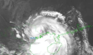 Bão đổ bộ đất liền, mưa lớn còn tiếp tục