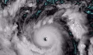  Ngoài khơi Philippines xuất hiện siêu bão