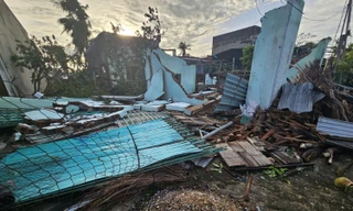 Số nhà bị hư hỏng do bão tăng mạnh, hơn nửa triệu hộ dân vẫn mất điện 