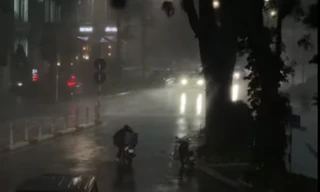 Vì sao bão chưa vào, miền Bắc đã hứng mưa dông dữ dội?