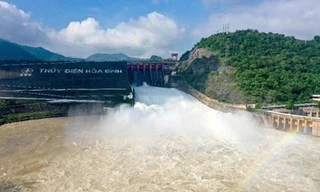Lũ lên trên sông Đà, thuỷ điện Hòa Bình mở cửa xả đáy