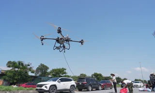 Dùng drone chuyển thuốc cho bé 4 tháng bị sốt cao giữa tâm lũ