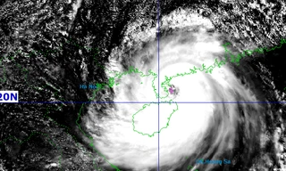 Bão số 11 mạnh lên, nâng mức cảnh báo gió trên đất liền