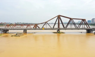 Lũ sông Hồng ở Hà Nội lên trên báo động 1