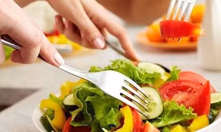 Khó ngủ, mất ngủ: 'Thủ phạm' đôi khi nằm ngay trong bữa ăn của bạn