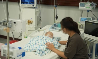 Bé trai 15 tháng tuổi nguy kịch vì uống nhầm tinh dầu đuổi muỗi
