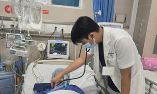 Cứu sống cụ bà uống nhầm chai nước ngọt chứa thuốc điều trị cai nghiện