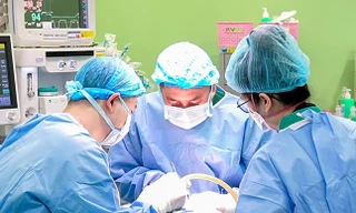 48 giờ sinh tử của bé gái 2 tuổi có khối u khổng lồ